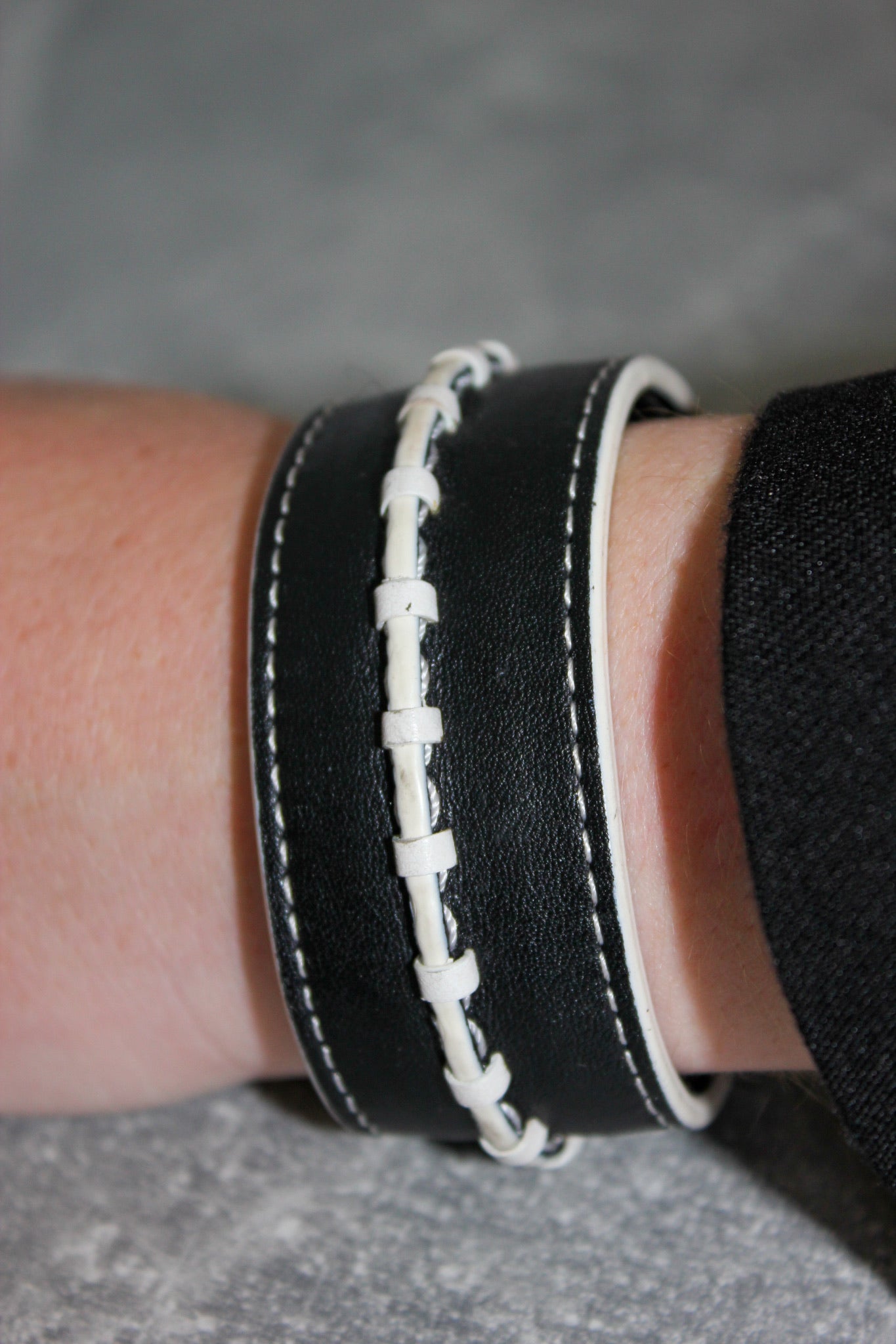 Bracelet/Manchette de Seconde main en Cuir Givenchy